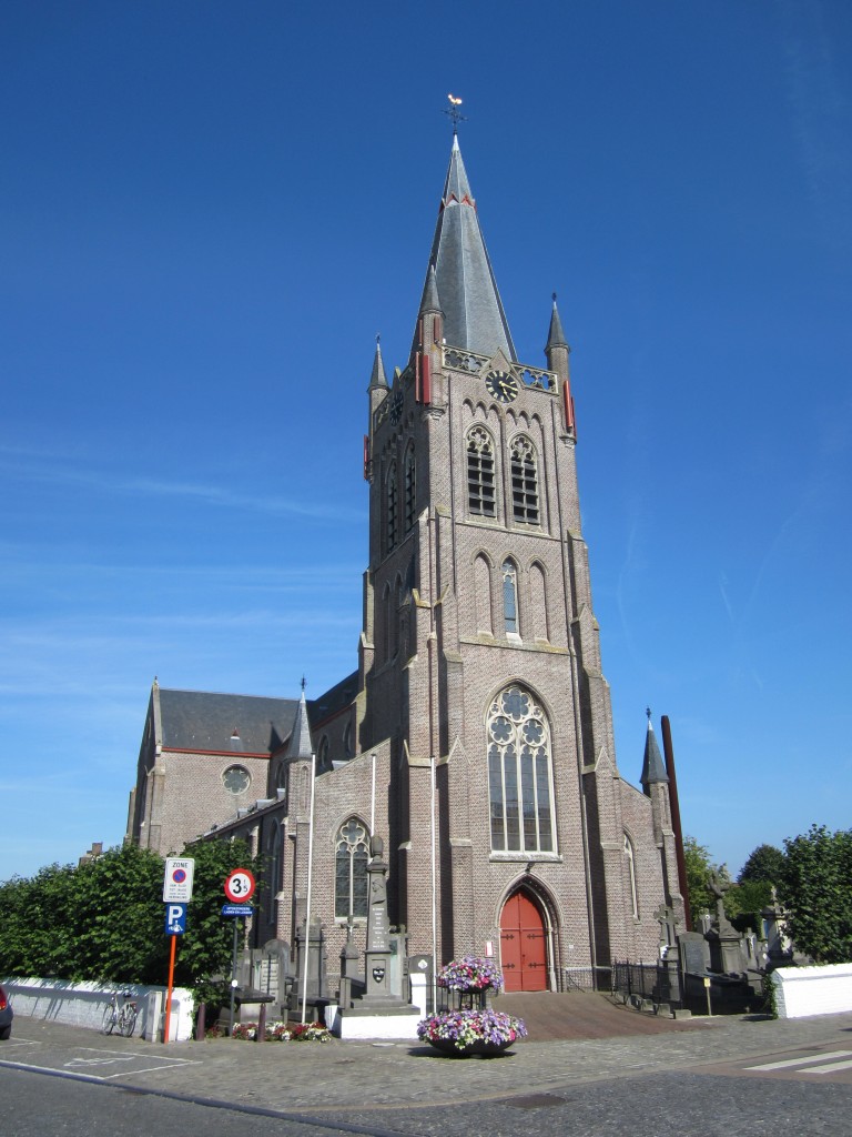 Jabbeke, neugotische St. Blasius Kirche, erbaut von 1869 bis 1871 vom Architekt 
Antonius Verbeke, Westflandern (02.07.2014)