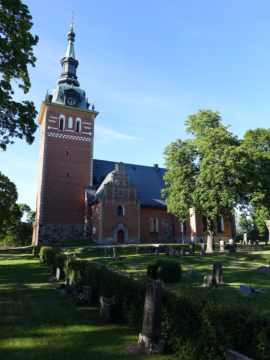 Jder, Ev. Kirche, erbaut von 1640 bis 1644 im niederl. Renaissancestil nach Plnen von Nicodemus Tessin und Jean de la Vallee, reicher Giebelschmuck und Portalumfassungen, seitlich Brahe-Grabkapelle von 1659 (14.06.2016)