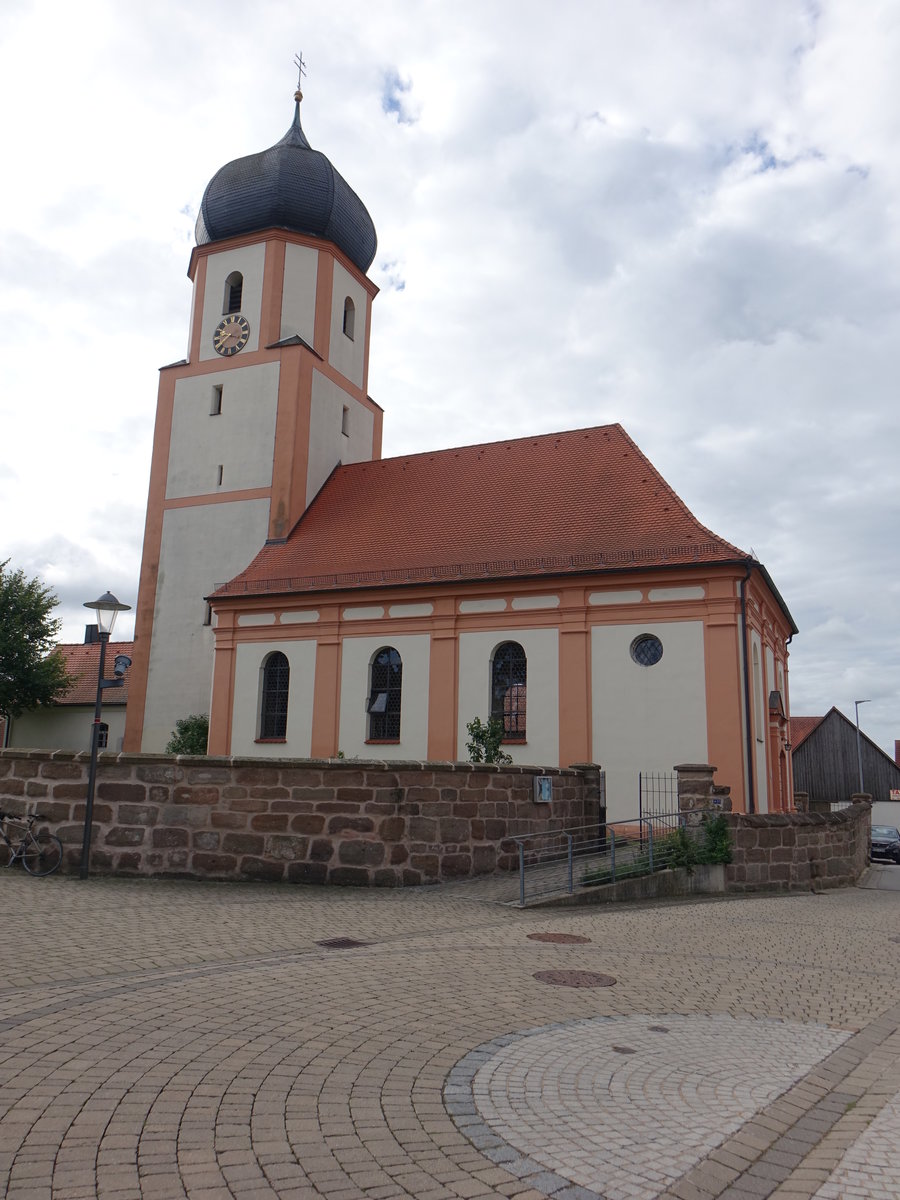 Jahrsdorf, kath. Pfarrkirche Maria Geburt, Chorturmkirche mit eingezogenem Chor, erbaut bis 1729 durch Johann Puchtler (20.08.2017)