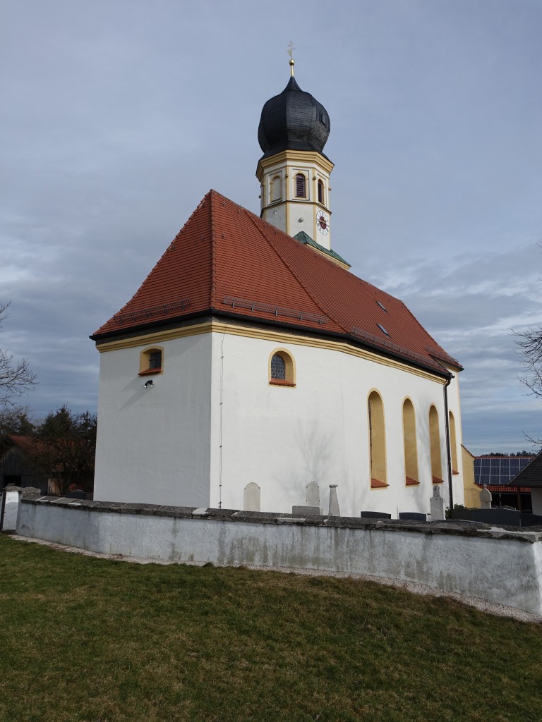 Jakobsberg, St. Jakobus Kirche, Saalbau mit eingezogenem Chor und Nordturm mit Kuppelhaube, erbaut von 1678 bis 1680 durch Hans Mayr (09.02.2016)