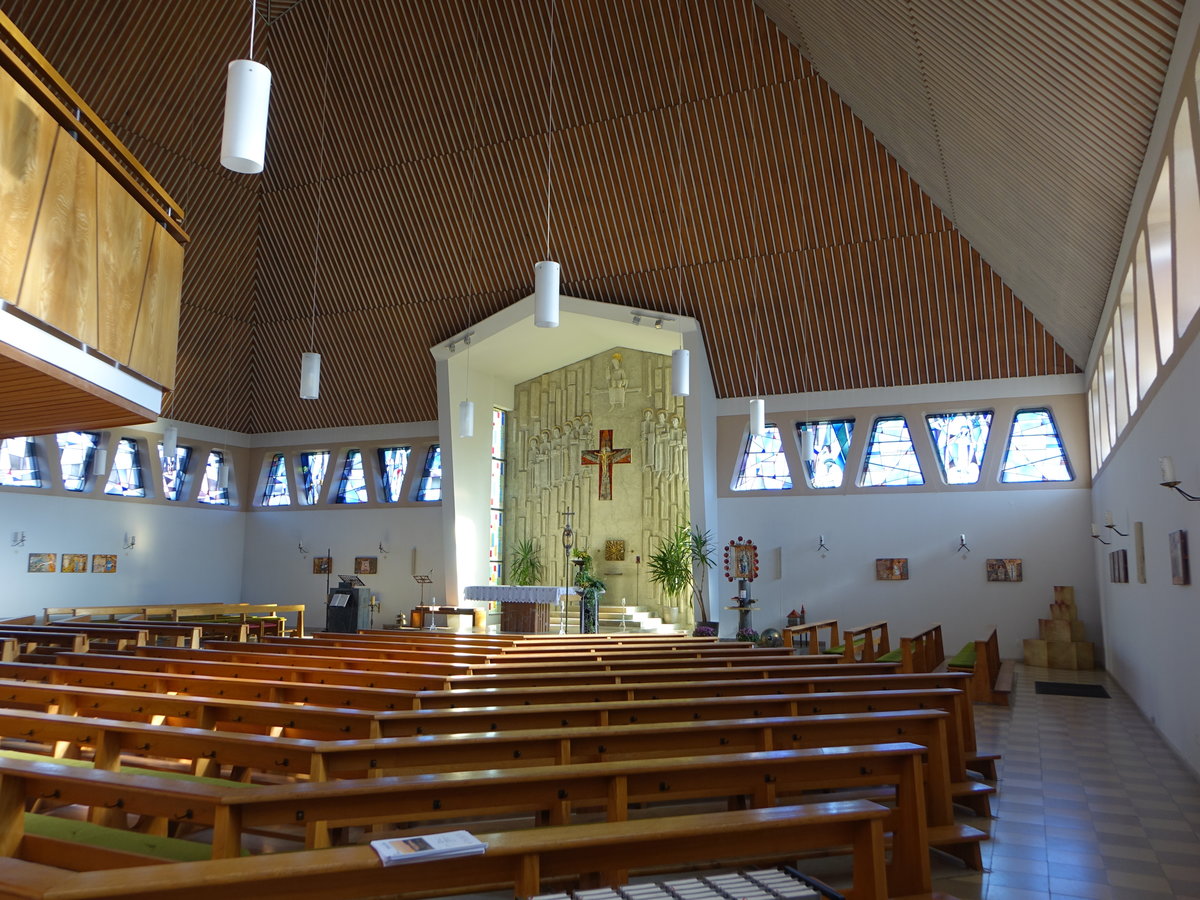 Jandelsbrunn, moderner Innenraum der Pfarrkirche Maria Unbefleckte Empfngnis, erbaut von 1961 bis 1963 durch den Architekten Beckers (22.10.2018)