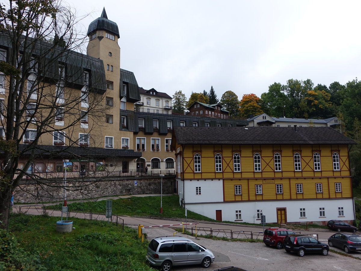 Janske Lazne / Johannisbad, altes Schulhaus in der Lazenska Strae (29.09.2019)