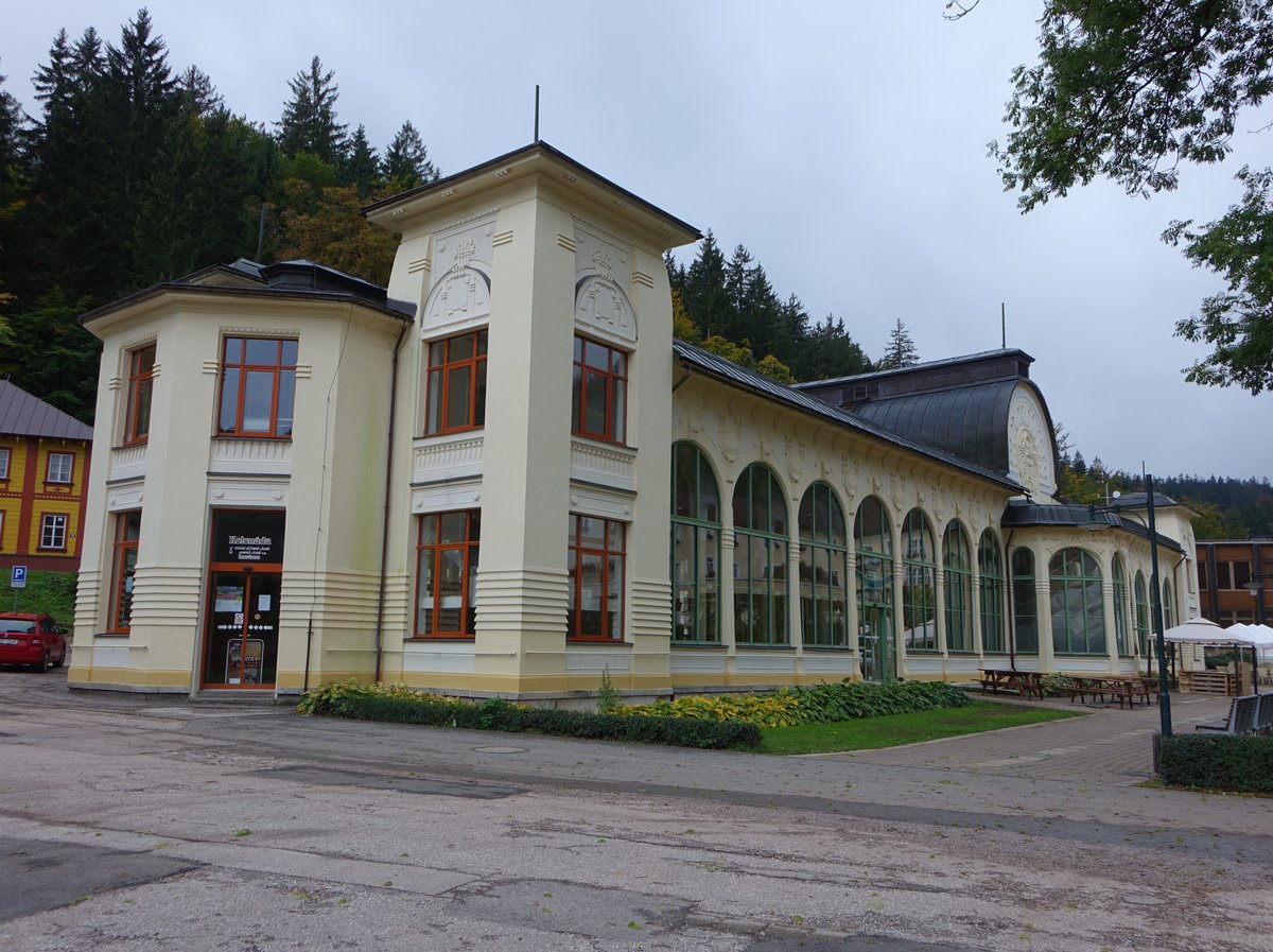 Janske Lazne / Johannisbad, Kolonnade im Neorenaissance-Stil, erbaut 1905 (29.09.2019)