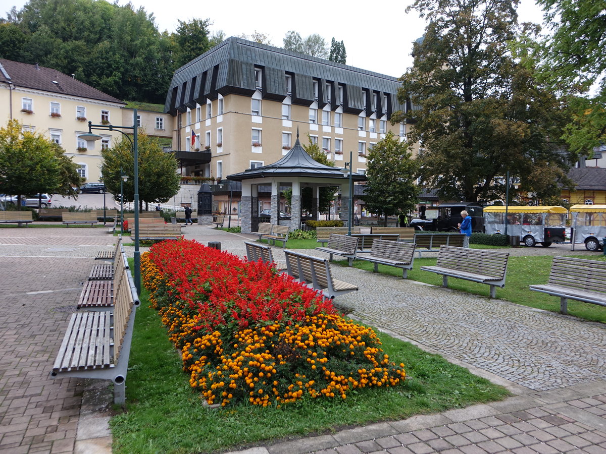 Janske Lazne / Johannisbad, Kurhotel und kleine Brunnenhalle am Namesti Svobody (29.09.2019)