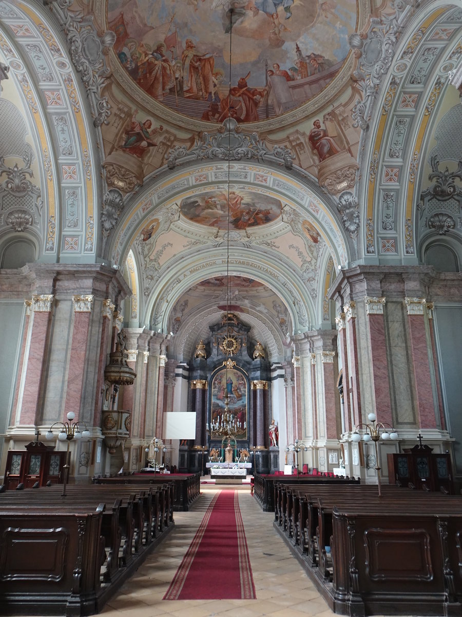 Jaszbereny, Hochaltar und Fresken in der Pfarrkirche Maria Himmelfahrt (25.08.2019)