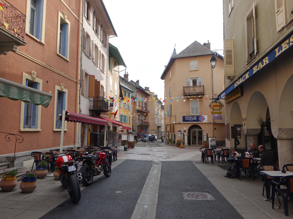 Jausiers, Huser in der Rue Principale in der Altstadt (23.09.2017)