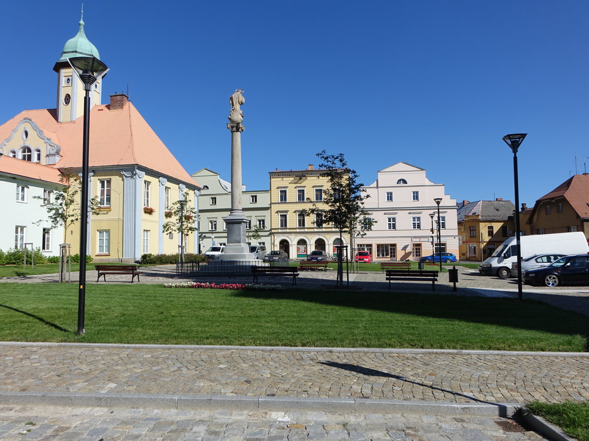 Javornik / Jauernigg, Rathaus und Mariensule am Namesti Svobody (01.07.2020)