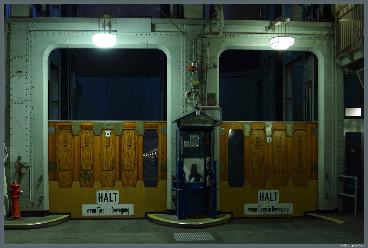 Je Uferseite verbinden 4 Aufzge den St. Pauli-Elbtunnel mit der Erdoberflche. (Hamburg, 10.04.2018)