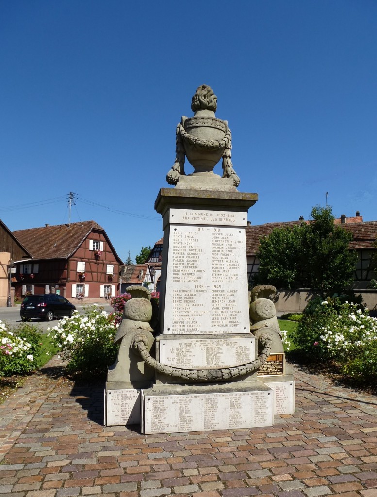 Jebsheim, Denkmal fr die Gefallenen der zwei Weltkriege, Aug.2013