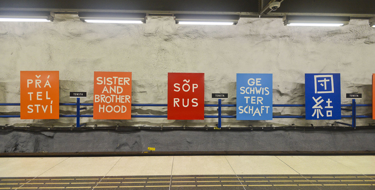 Jeder U-Bahnhof in Stockholm ist anders. Und jeder ist sehenswert. Die Metro gilt als lngste Galerie der Welt. Die Stockholmer U-Bahn ist eine gigantische Kunstgalerie. Mehr als 90 der 110 Stationen sind mit Kunstwerken von ca. 150 verschiedenen Knstlern ausgeschmckt.
Auf dem Bild: U-Banhof Tensta. Aufnahme: 28. Juli 2017.