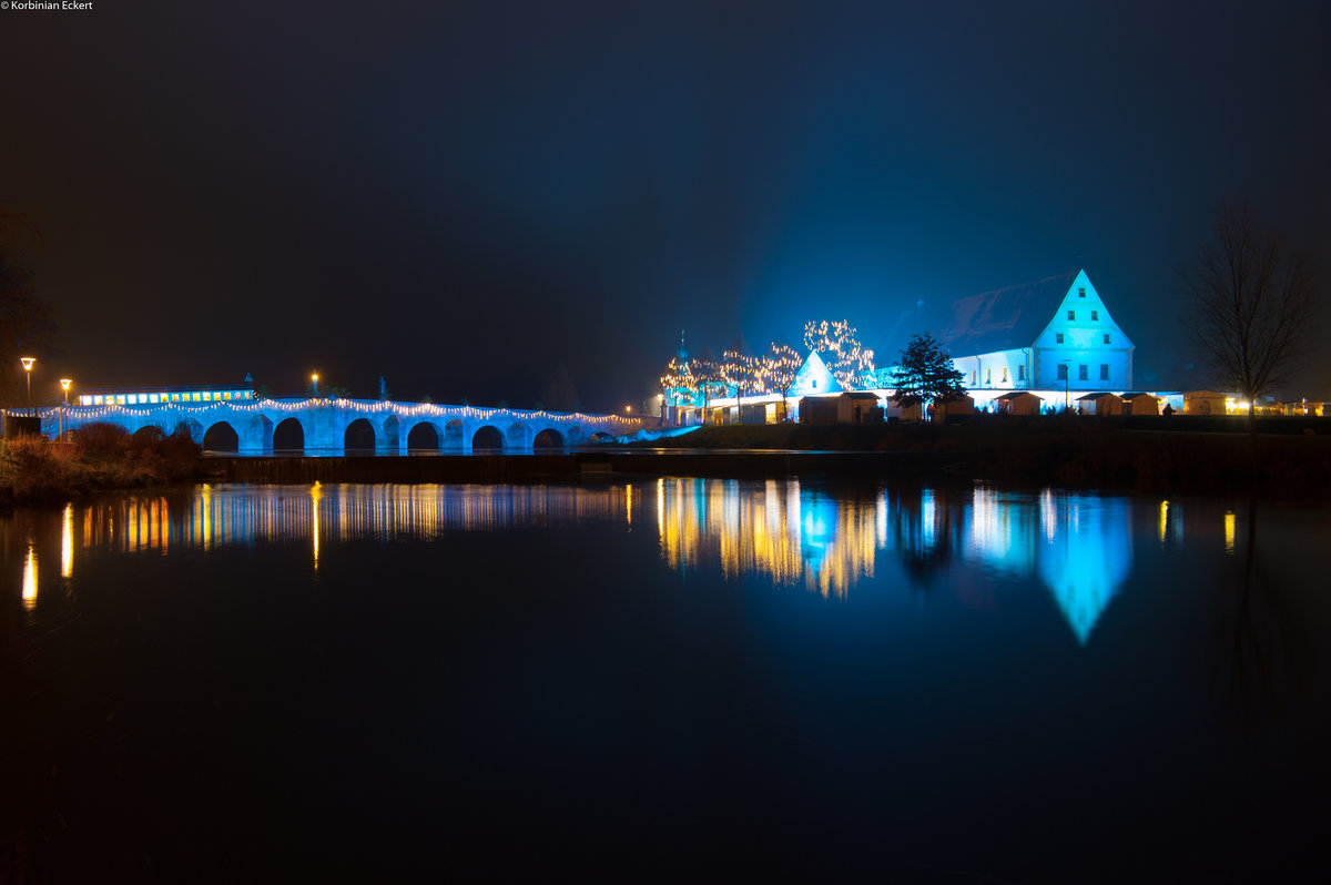 Jedes Jahr in der Adventszeit gibt es auf dem Gelnde der Gartenschau in Tirschenreuth einen Weihnachtsmarkt. Dabei werden der Fischhof und die Fischhofbrcke jedes Mal in einem anderen Licht gezeigt. Dieses Jahr wurde die Szenerie blulich angeleuchtet und sorgte so fr ein beliebtes Fotomotiv, 01.12.2018