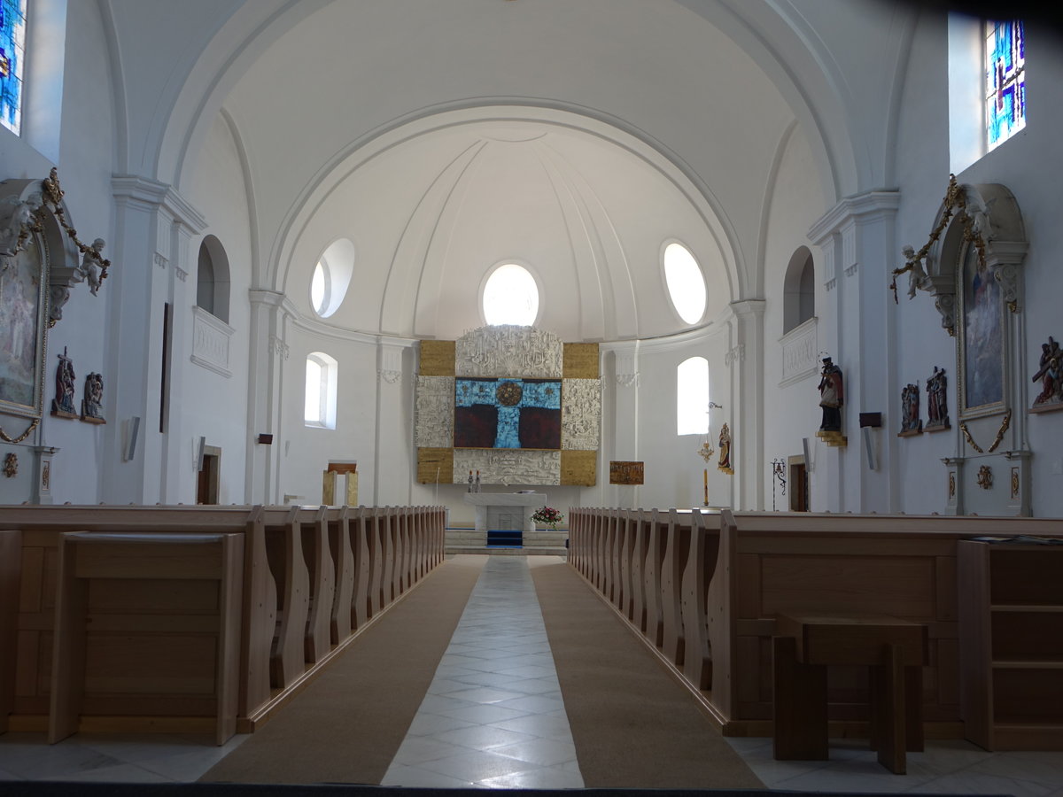 Jedovnice / Jedownitz, moderner Innenraum von 1960 in der Pfarrkirche St. Peter und Paul (01.08.2020)