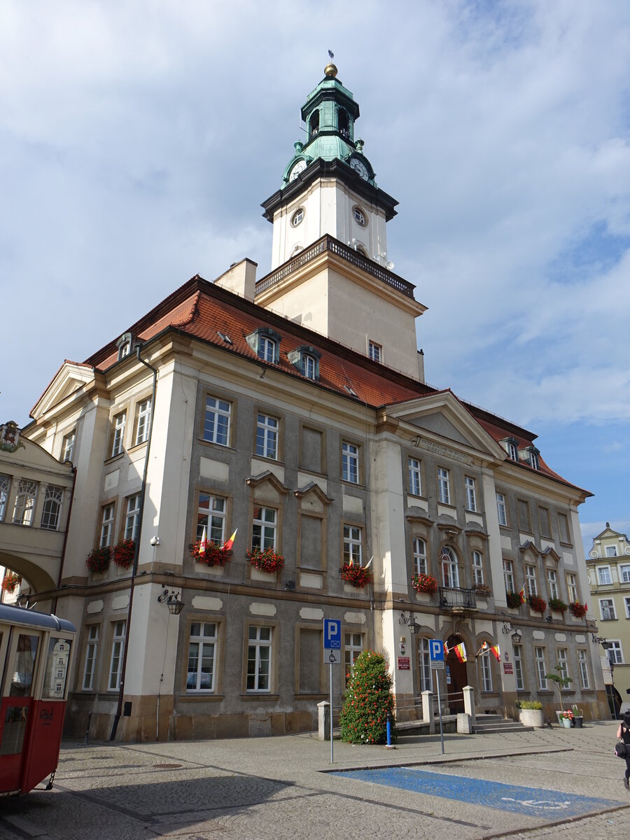 Jelenia Gora / Hirschberg, Rathaus am Plac Ratuszowy. Barockbau von Christoph Gottlieb Hedemann, erbaut von 1744 bis 1747 (11.09.2021)
