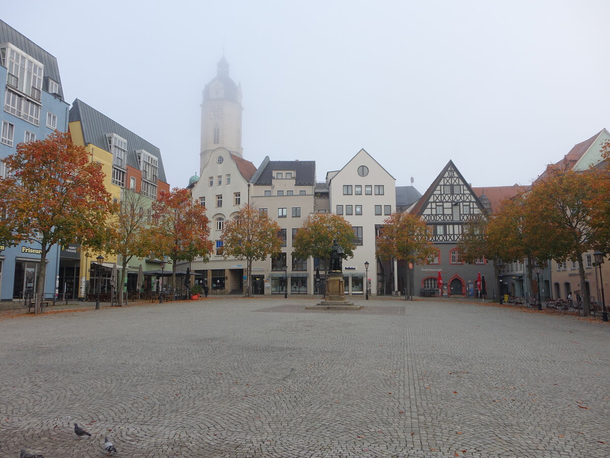 Jena, Huser und Kirchturm der St. Michael Kirche am Markt (22.10.2022)