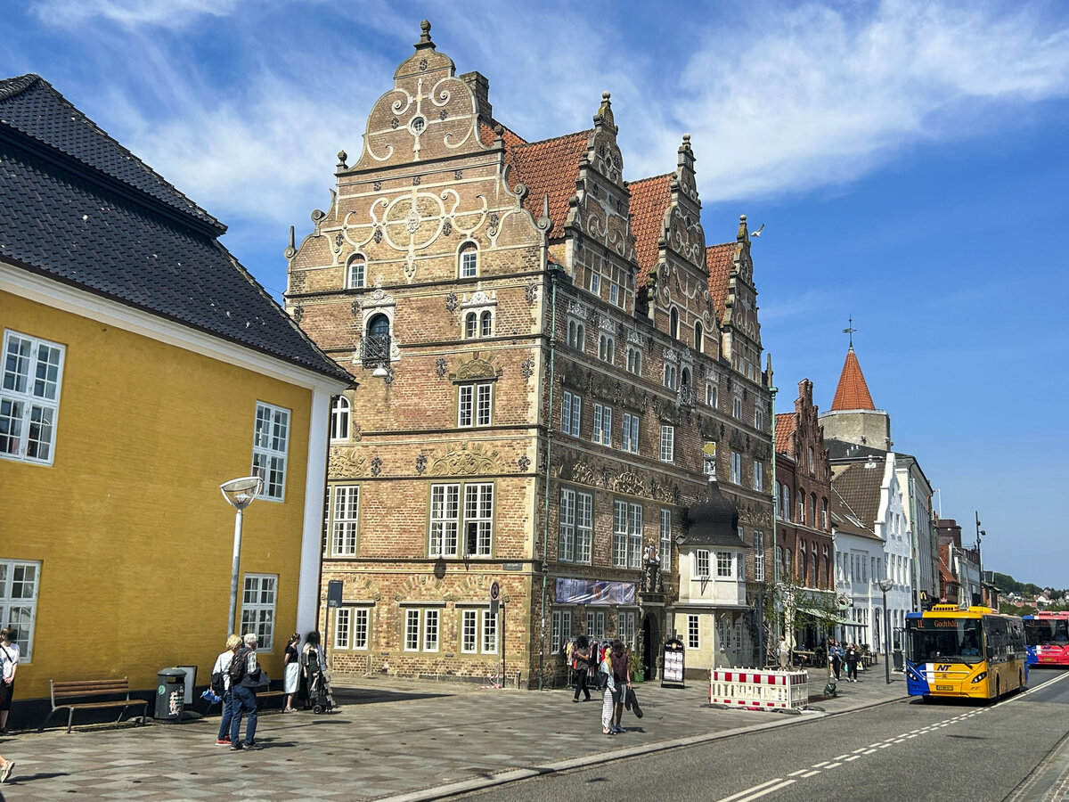 Jens Bangs Steinhaus in Aalborg. Das Gebude wurde 1624 erbaut. m Keller des Steinhauses von Jens Bang befindet sich der Weinkeller von Duus. Hier knnen Sie eine mittelalterliche Weinkelleratmosphre genieen und ein kaltes Bier genieen. Aufnahme: 22. Mai 2023