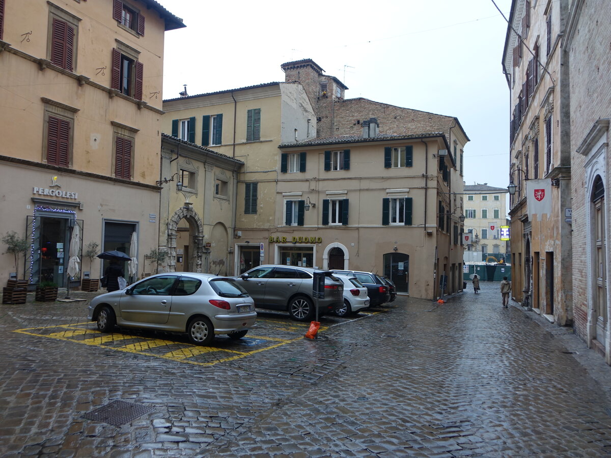 Jesi, Gebude an der Piazza Gaspare Spontini (31.03.2022)