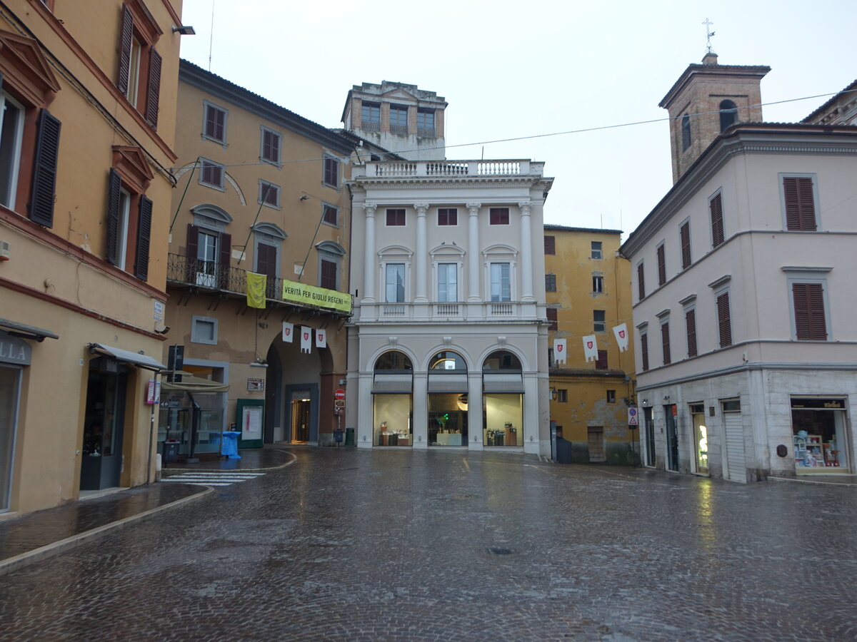 Jesi, Huser an der Piazza della Repubblica (31.03.2022)