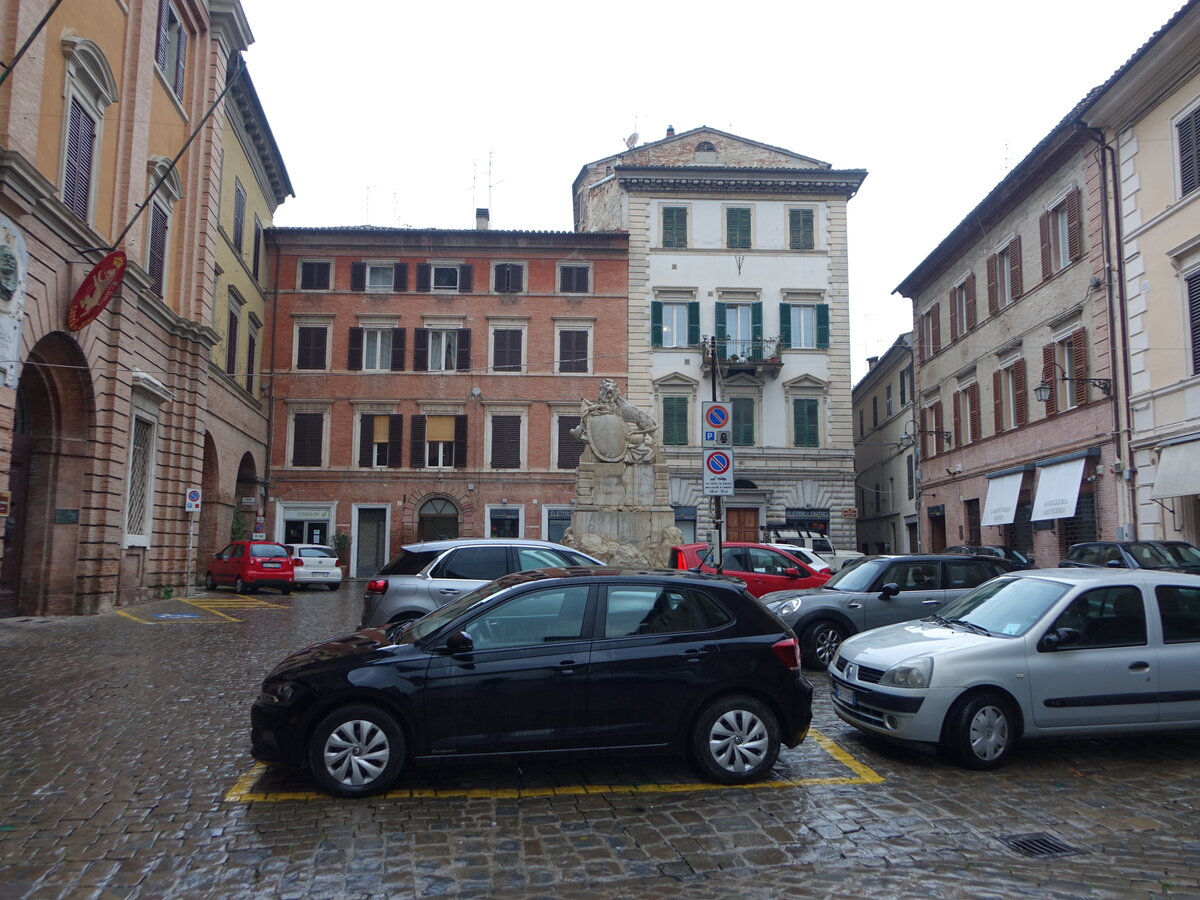 Jesi, Huser an der Piazza Indipendenza (31.03.2022)