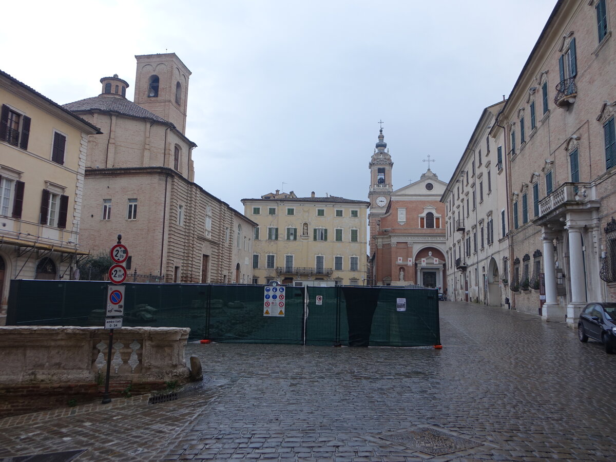 Jesi, historische Gebude an der Piazza Federico II (31.03.2022)