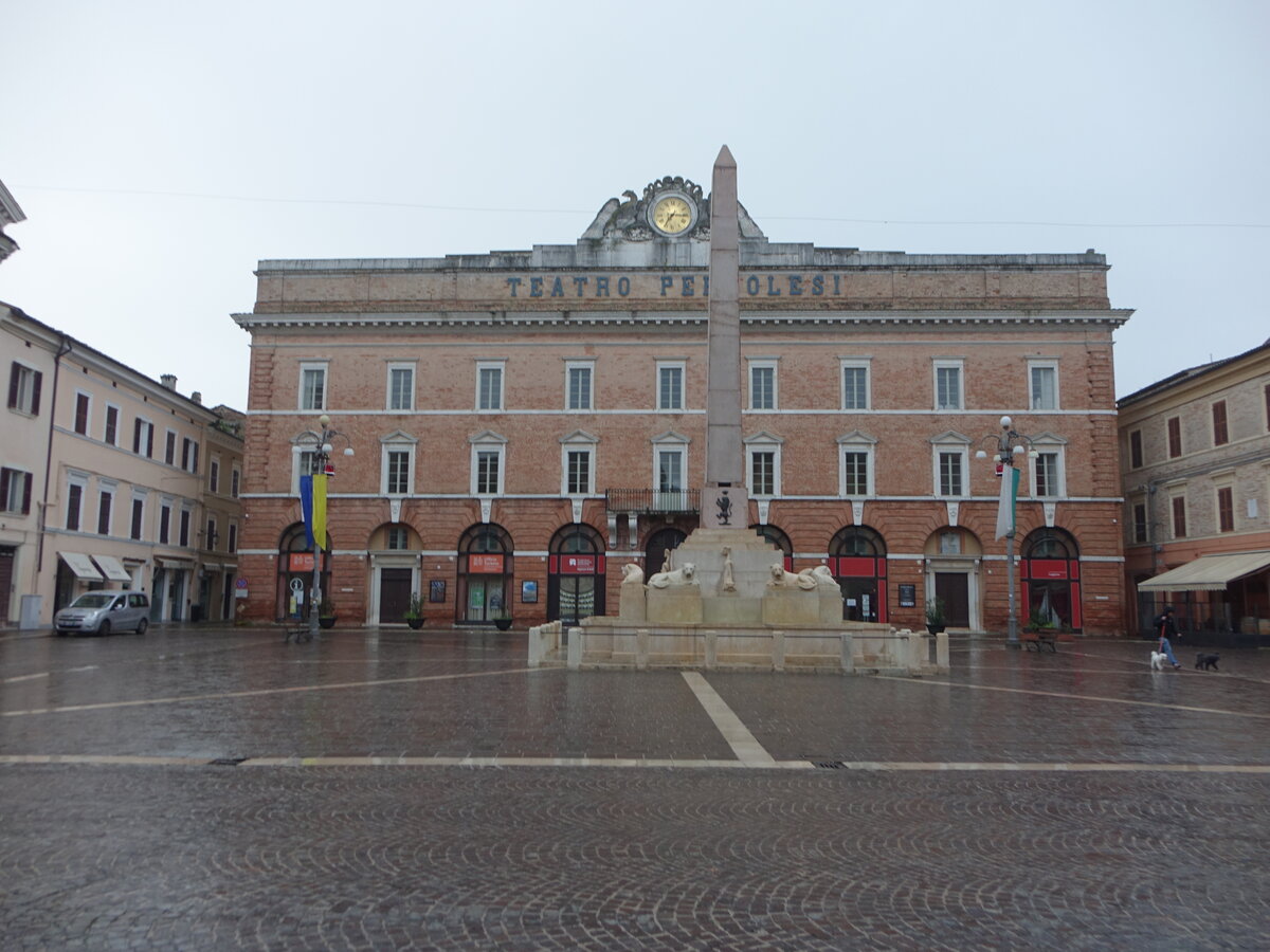 Jesi, Teatro Giovanni Battista Pergolesi an der Piazza della Repubblica (31.03.2022)