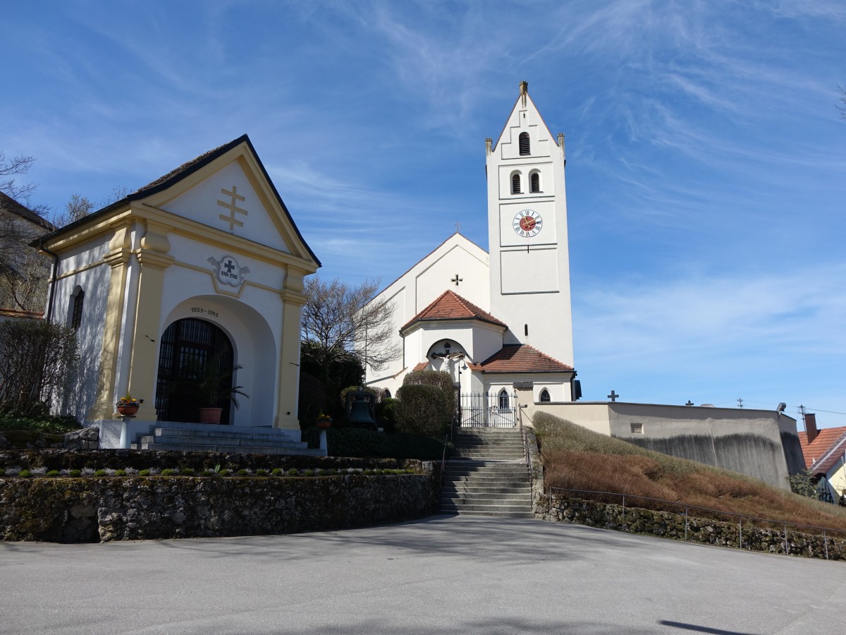 Jetzendorf, Pfarrkirche St. Johannes der Tufer am Kirchberg, verputzte Saalkirche mit Strebepfeilern, eingezogenem Polygonalchor und nrdlichem Chorflankenturm mit Satteldach, erbaut Ende des 15. Jahrhundert, Langhaus neu errichtet 1845, davor Kriegergedchtniskapelle von 1920 (15.04.2015)