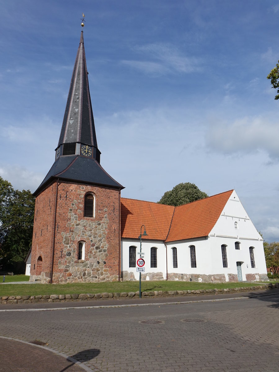 Jevenstedt, evangelische Kirche in der Dorfstrae, erbaut ab 1164,  Kirchenschiff erbaut um 1400 (25.09.2020)