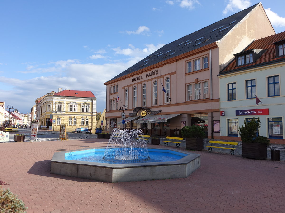 Jicin / Jitschin, Brunnen und Hotel Pariz am Zizkovo Namesti (28.09.2019)