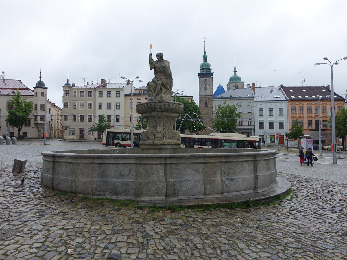 Jihlava, Amphitrite–Brunnen am Hauptplatz Masarykovo Namesti (28.05.2019)