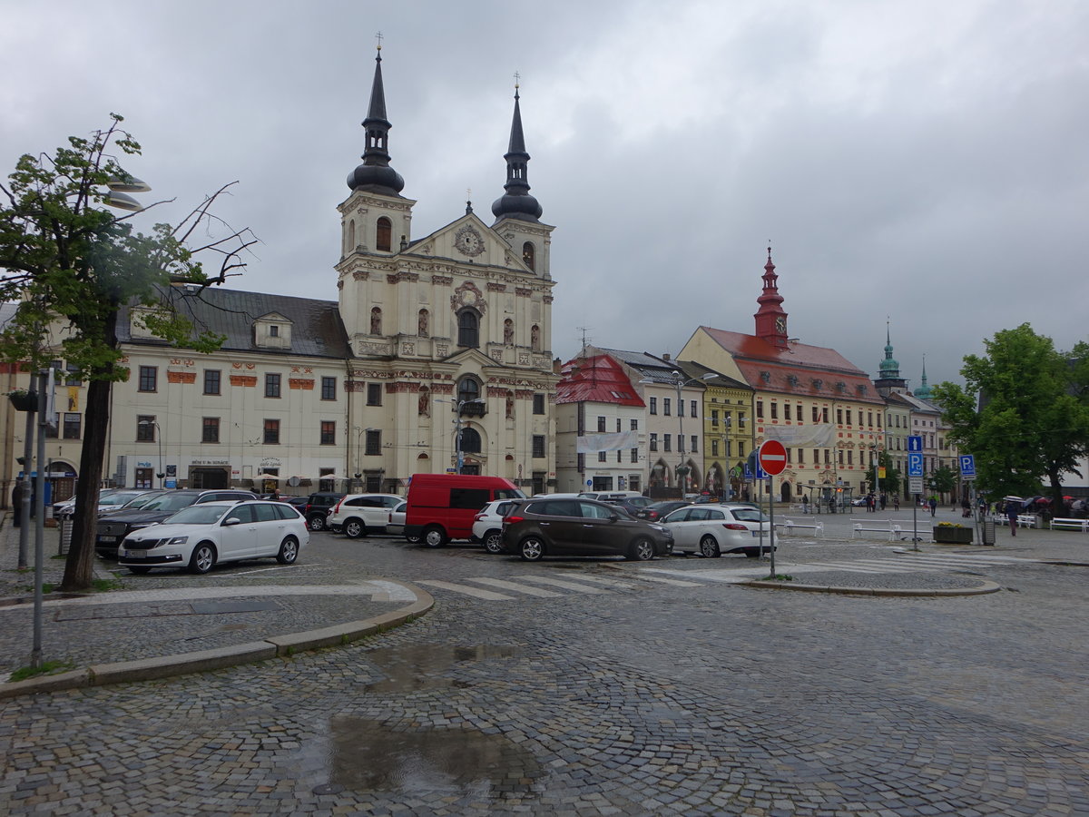Jihlava, Jesuitenkirche St. Ignatius und Rathaus am Hauptplatz Masarykovo Namesti (28.05.2019)