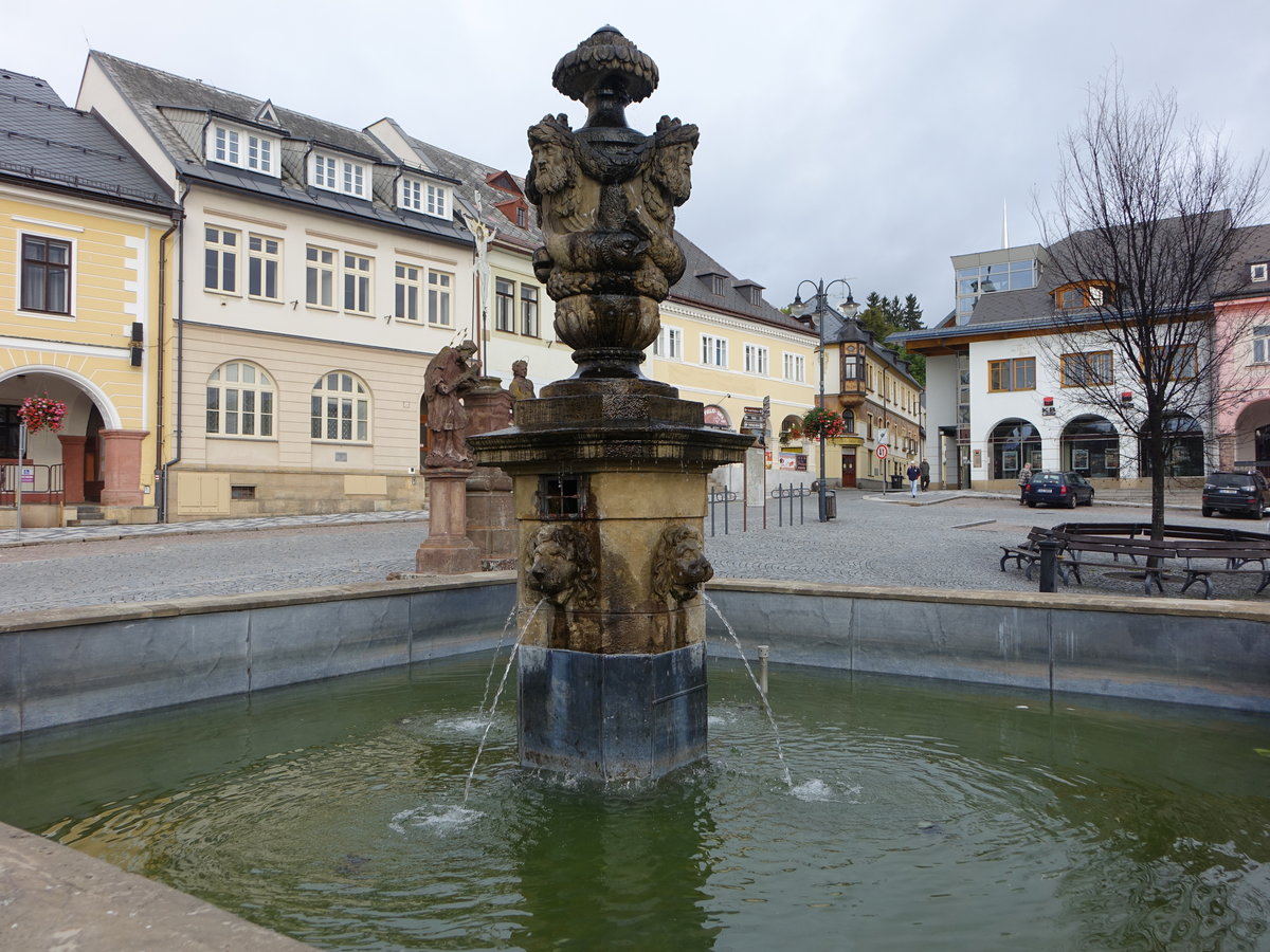 Jilemnice / Starkenbach, Stadtbrunnen am Namesti Masarykovo (29.09.2019)