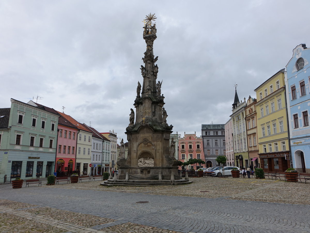 Jindrichuv Hradec, barocke Dreifaltigkeitssule von 1764 am Hauptplatz Namesti Miru (28.05.2019)