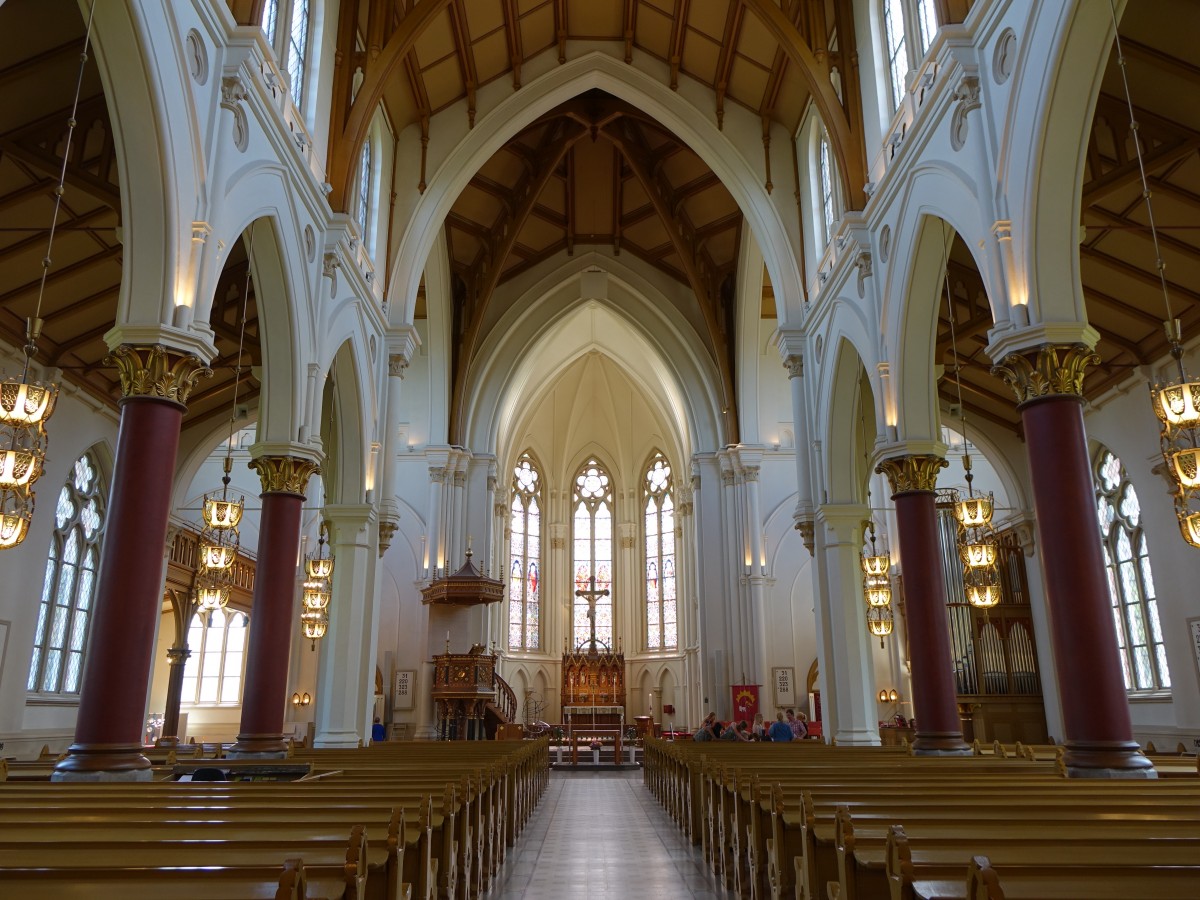 Jnkping, Mittelschiff der Sofia Kirche, Altar von K. J. Dyfverman, Chorfenster von 1890 gestaltet durch Franz Xaver Zettler (14.06.2015)