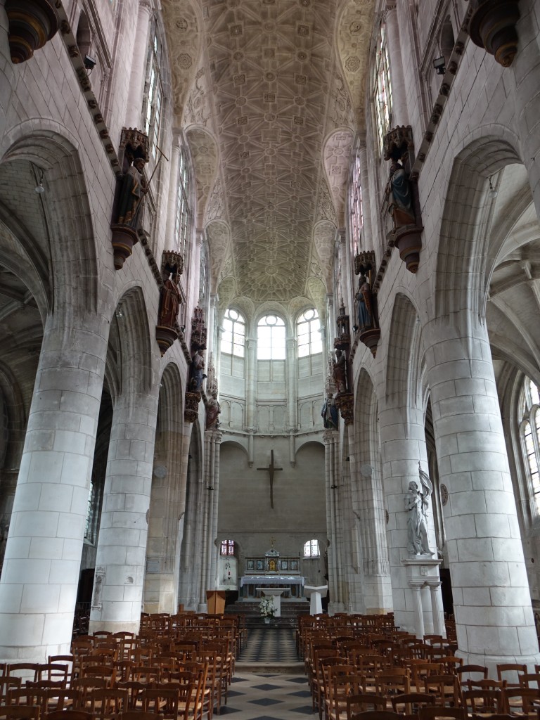 Joigny, Mittelschiff der St. Jean Kirche, Kassettengewlbe aus dem 16. Jahrhundert (28.10.2015)