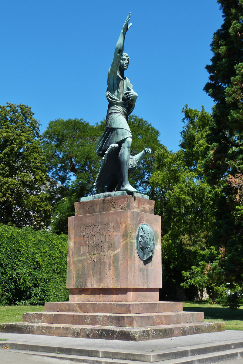 Joseph Grrres Denkmal, nahe dem Rheinufer in Koblenz. 06.2022