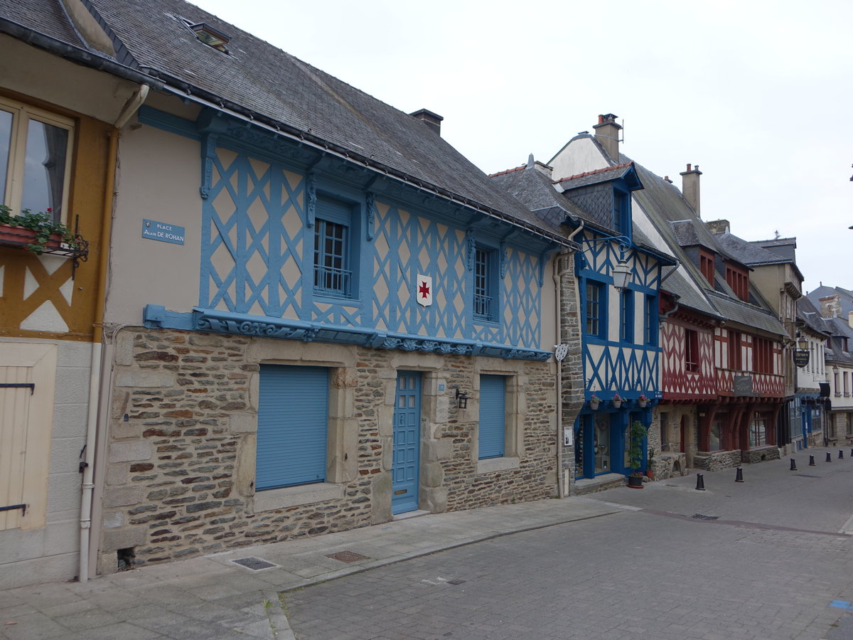 Josselin, Fachwerkhuser am Place Alain de Rohan in der Altstadt (11.07.2017)