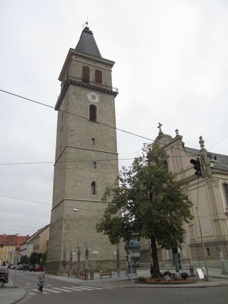 Judenburg, freistehender Stadtturm, erbaut von 1448 bis 1520, Stadtpfarrkirche St. Nikolaus, erbaut von 1885 bis 1902 (03.10.2013)