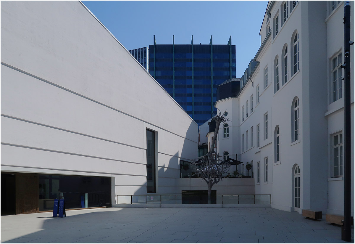 Jüdisches Museum -

... in  Frankfurt am Main. Fertigstellung 2020, Staab Architekten (Berlin)

Der Neubau und der Altbau stehen V-förmig zueinander, und öffnen sich so dem Bertha-Pappenheim-Platz.  Der Innenraum des Lichtbaues wird geprägt durch eine alle Geschosse verbindendes Raumkontinium mit einem hohen Atrium mit Glasdach. Neben dem Eingangsbereich befindet sich im Innern, der Shop, eine Bibliothek und ein Café mit Terrasse, in Bildmitte im Hintergrund erkennbar. Unterhalb dieser Terrasse befindet sich der Verbindungsbau zum eigentlichen Museum im Altbau rechts, dem Rothschild-Palais. Dieser wurde ebenfalls völlig neu gestaltet.

21.07.2021 (M)