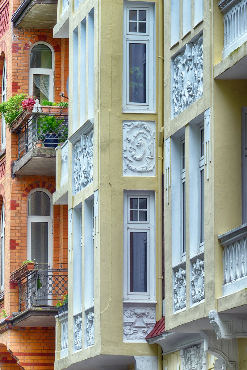 Jugendstil Am Burgfried in Flensburg. Alle Huser der Gruppe Am Burgfried 7-10 haben ein Sockelgeschoss und ein Hochparterre, darber sind sie gleidriedrig in eine Balkon-, eine Erker- und eine Loggienzone aufgeteilt. Aufnahme: 2. Mai 2020.