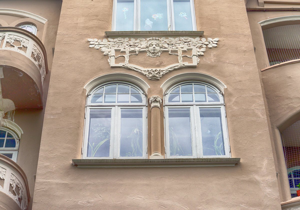 Jugendstil - Brstungsrelief im dritten Obergeschoss am Burgfried in Flensburg. Aufnahme: 2. Mai 2020.