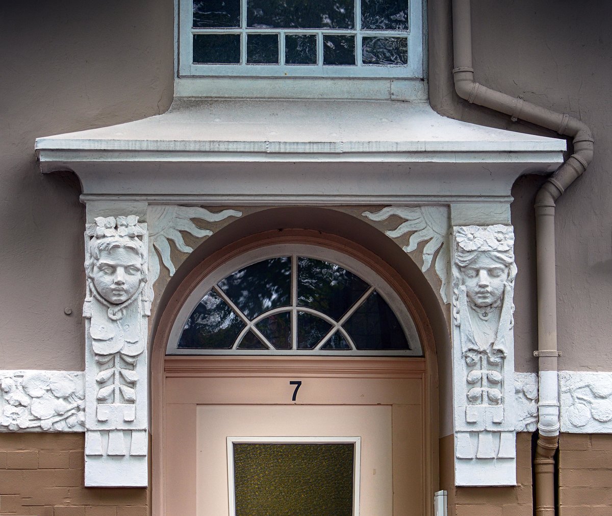 Jugendstil - Brstungsrelief im dritten Obergeschoss am Burgfried in Flensburg. Aufnahme: 2. Mai 2020.