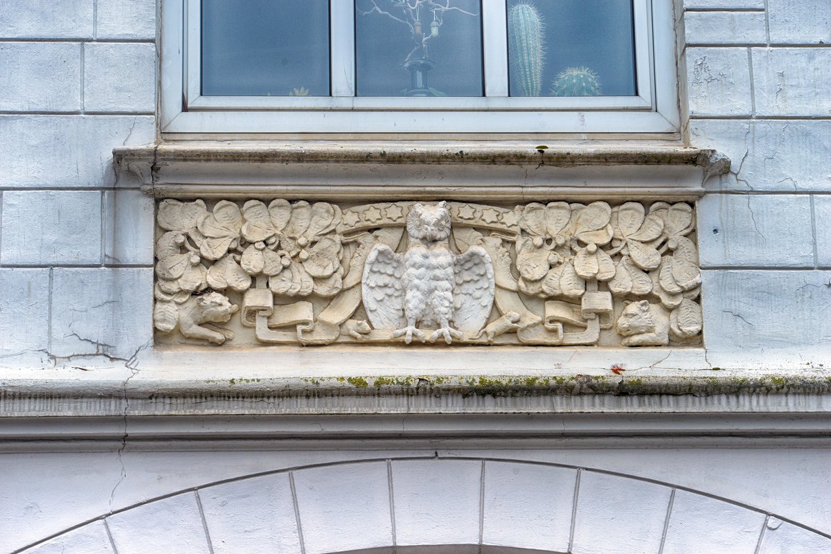 Jugendstil-Dekoration am Gebude der Ecke Am Burgfried/Burgstrae in Flensburg. Aufnahme: 2. Mai 2020.