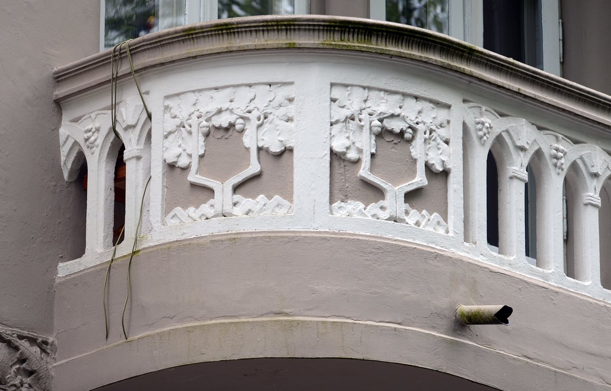 Jugendstil in Flensburg- Balkon mit Weinglsern und Weintrauben ausgeschmckt. Aufnahme: 2. Mai 2020.