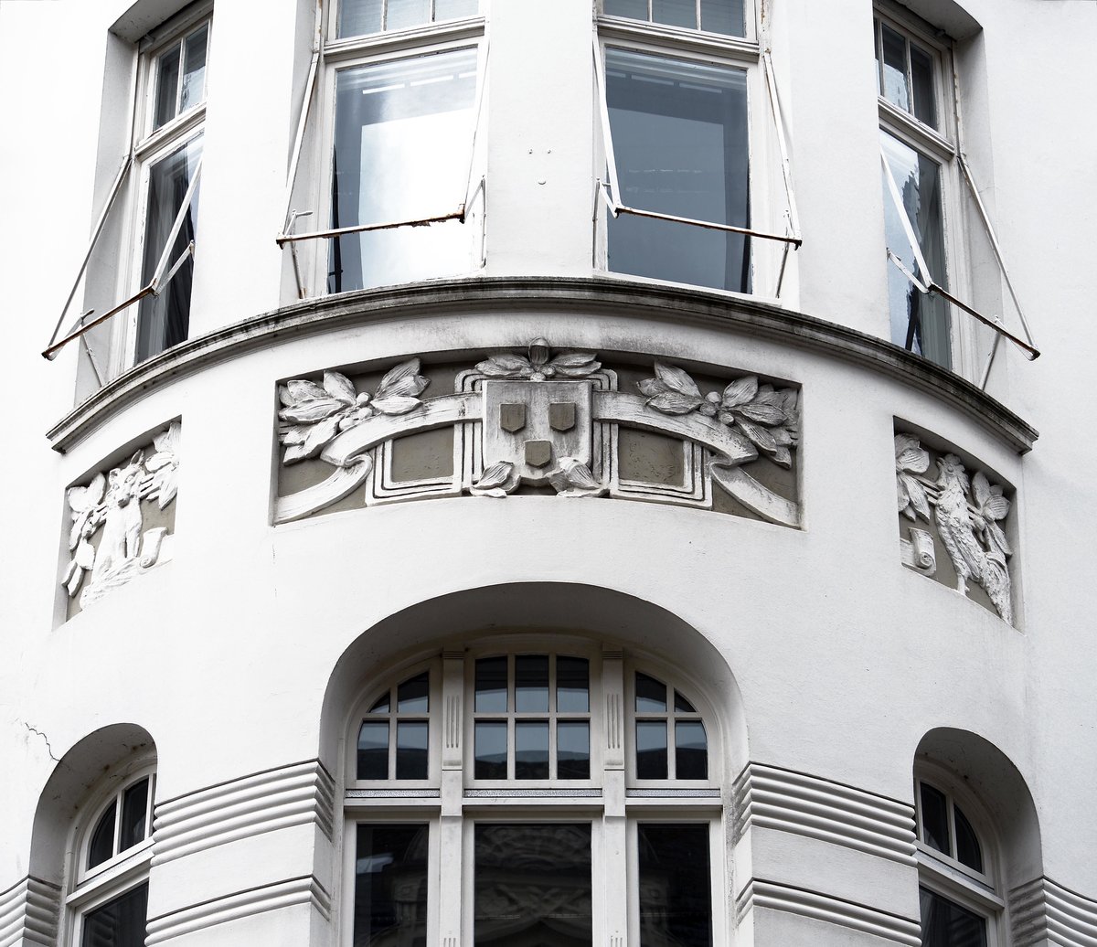 Jugendstil - Nikolaistrae in Flensburg. Wesentliche Merkmale des Jugendstils sind demnach schwungvolle Elemente, die versuchen, die Natur und das Natrlich in die Stdte und die moderne Welt zu tragen. Im Vordergrund stehen geschwungene Formen, Ranken, Wellen, Pflanzen- und Symbolmotive, die der rasanten Industrialisierung gegenberstehen. Aufnahme: 2. Mai 2020.