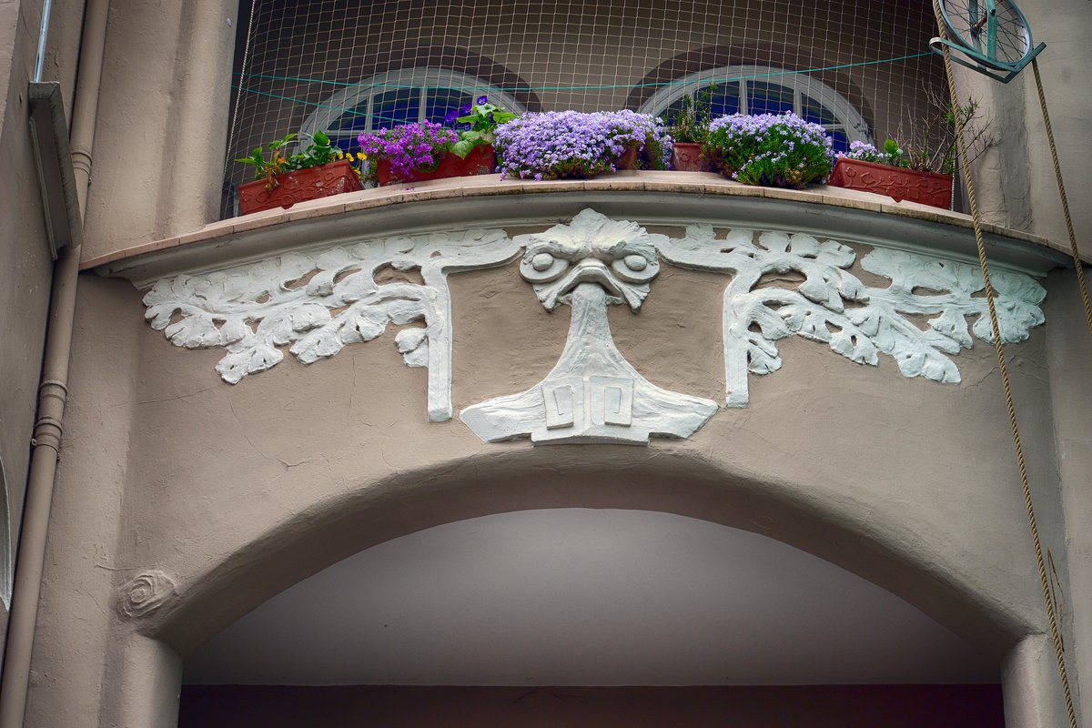 Jugendstil-Relief am Burgfried 7 in Flensburg. Aufnahme: 2. Mai 2020.