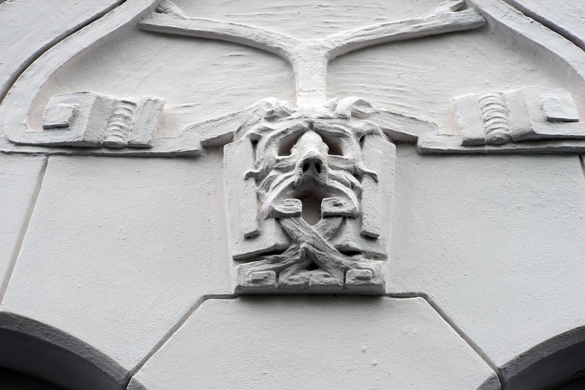 Jugendstil Relief am Burgfried in Flensburg. Aufnahme: 2. Mai 2020.