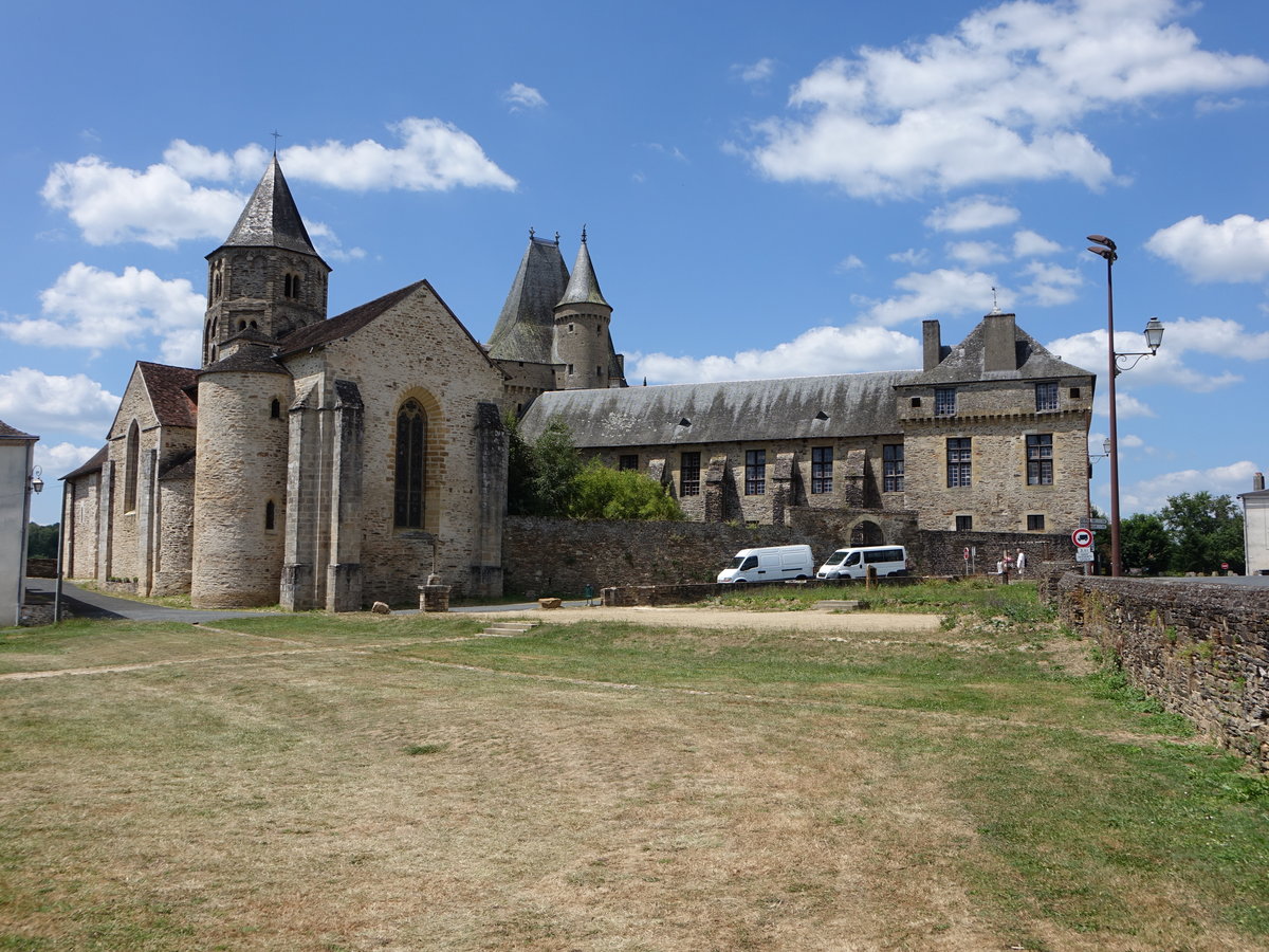 Jumilhac-le-Grand, Schlosskirche Saint-Pierre, erbaut im 14. Jahrhundert (23.07.2018)