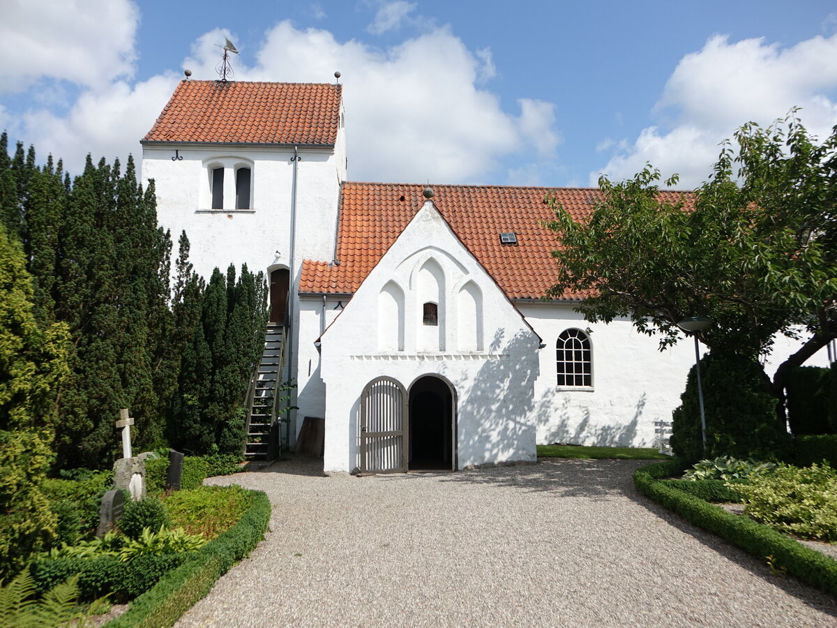 Jystrup, evangelische Dorfkirche, erbaut bis 1250, Chor und Kirchturm erbaut um 1500 (22.07.2021)