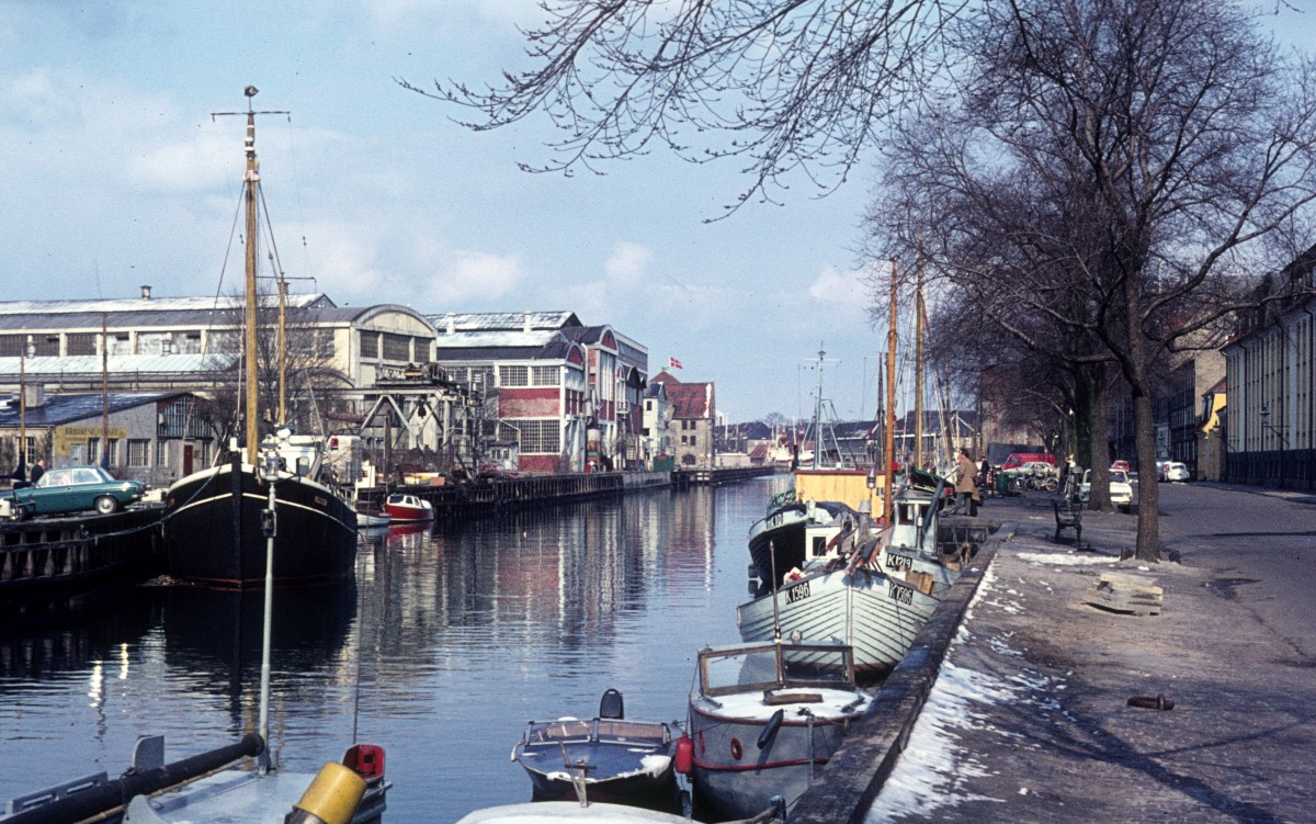 Kbenhavn / Kopenhagen: Frhe Frhlingsstimmung am Kanal im Stadtviertel Christianshavn in den 70er Jahren. Die Strasse rechts, Overgaden oven Vandet, liegt im ursprnglichen oberen Teil (oven = oben) dieses Stadtteils, der vom Knig Christian dem 4. (1588-1648) gegrndet wurde. - Overgaden hiess am Anfang Ufergade (dt. Uferstrasse).