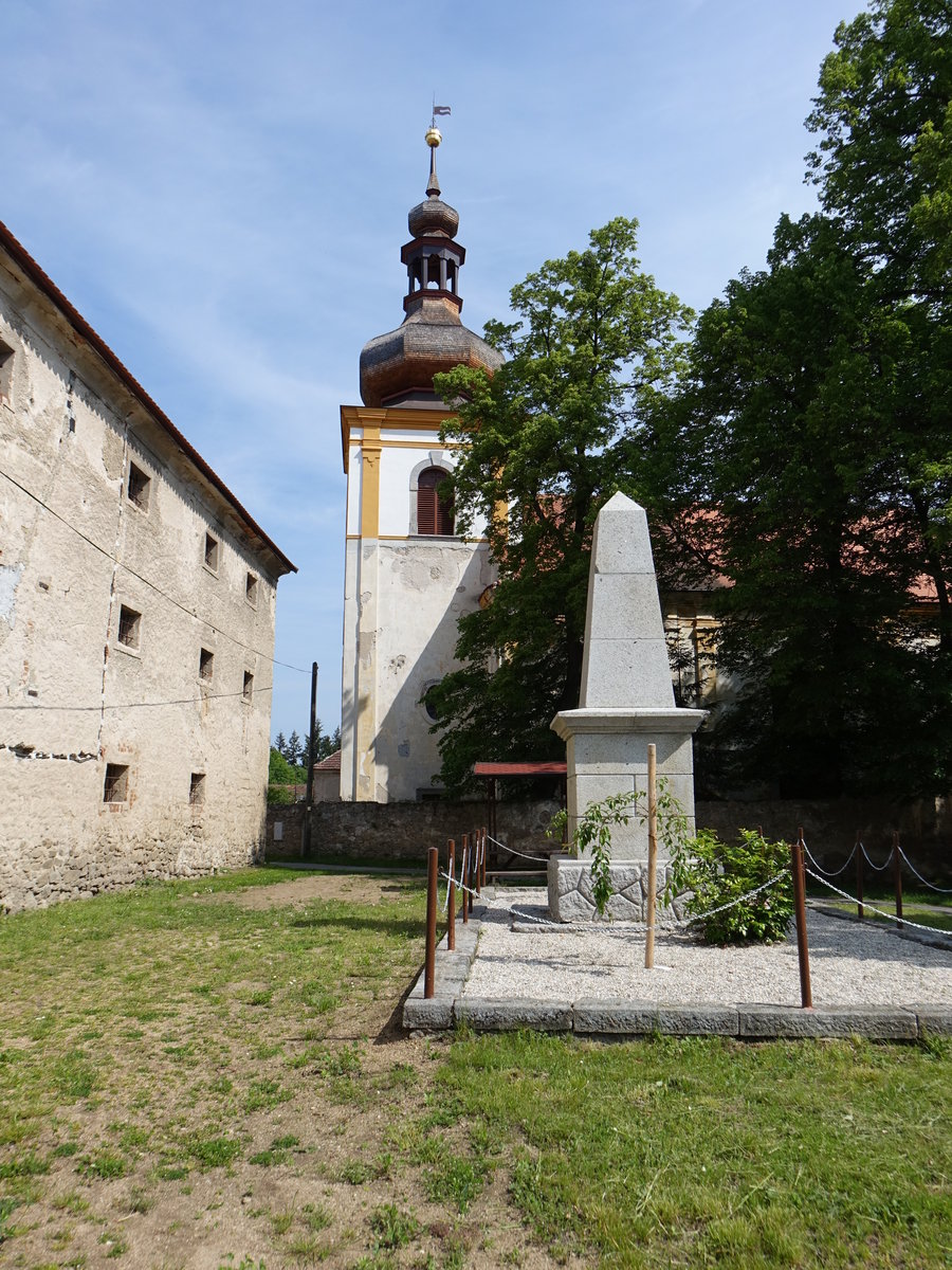 Kadov, Kriegerdenkmal und Pfarrkirche St. Wenzel, Kirche erbaut 1765 (25.05.2019)