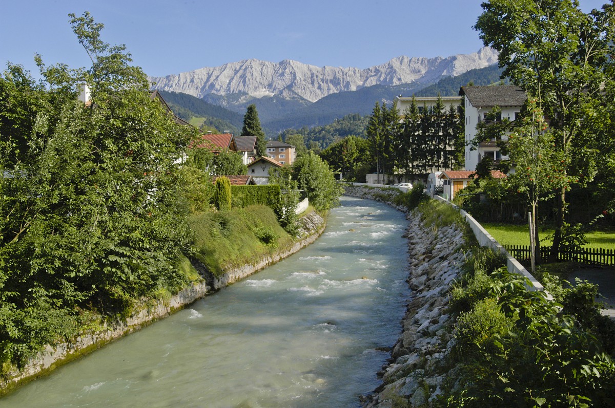 Knkerbach mit Villenviertel in Garmisch-Partenkirchen. Aufnahme:  Juli 2008.